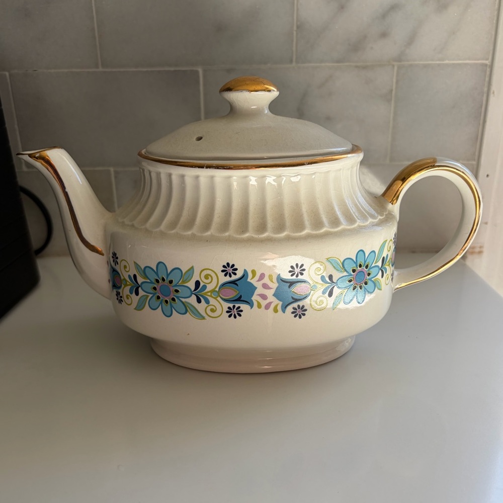 GIBSONS - STAFFORDSHIRE, ENGLAND, VINTAGE FLORAL TEA POT Excellent, Springtime